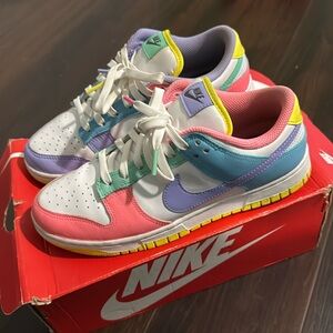 Nike dunk low (7y) same as men size 7 and fits women 9